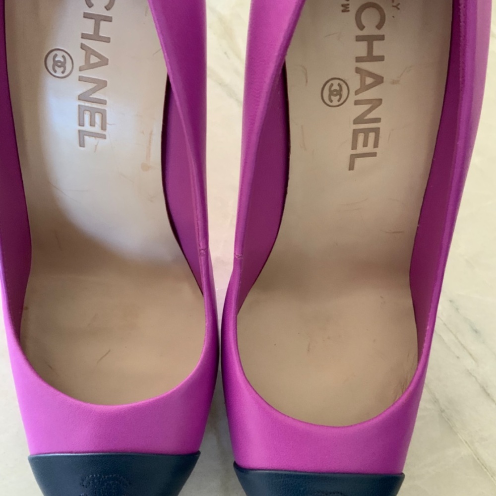 Chanel Fuschia Pumps with Navy Cap Toe with Original Box, size 40 - Picture 2 of 8